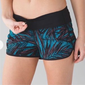 Lululemon Speed Short
Palm Lace Tofino Teal Multi / Black